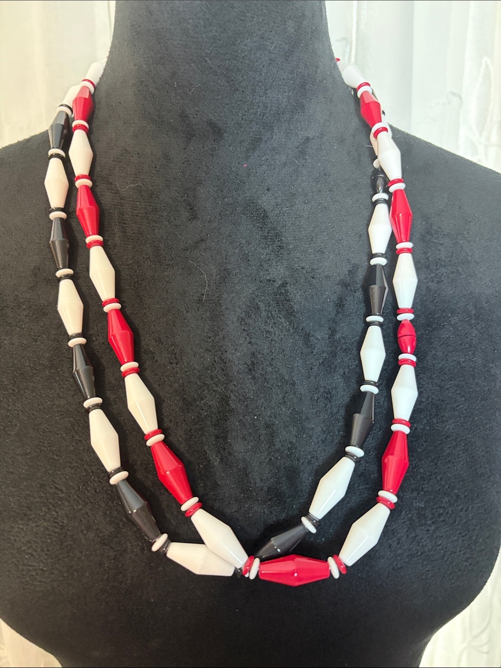 Vintage 70s Red, White & Black barrel Beaded Necklace - Women Jewelry
